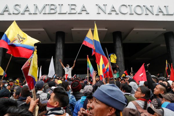 Indígenas toman la sede del parlamento de Ecuador al grito de "¡fuera Moreno!"