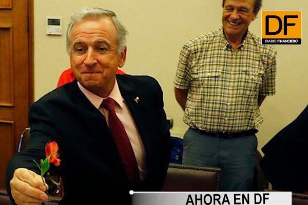 <p>Ahora en DF: Larraín entregó flores a las mujeres en la Comisión de Hacienda, donde se despachó el proyecto de pensiones</p>