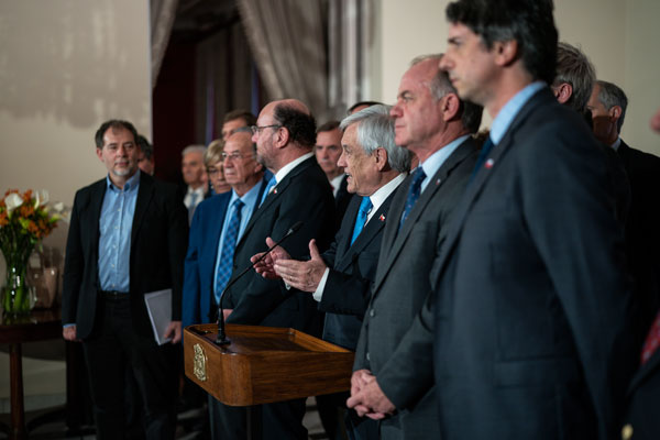 Presidente Piñera junto a ministros, parlamentarios de gobierno, de oposición, gremios y expertos. Foto: Presidencia