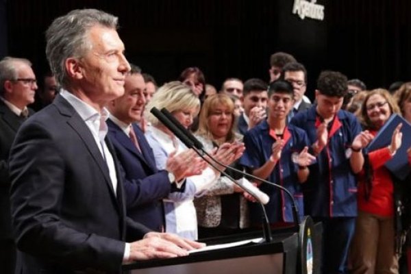 Macri promete US$ 432 de ayuda para estudiantes con buenas notas si es reelecto