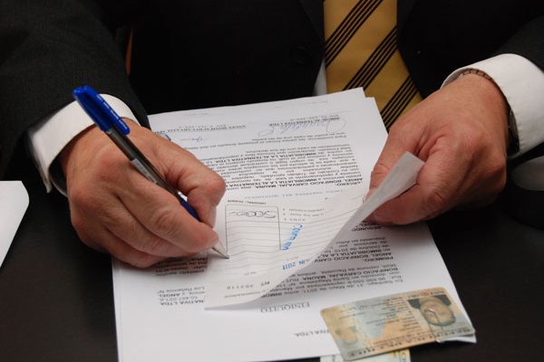 Gobierno gana aliados en pugna con el PC por finiquitos electrónicos