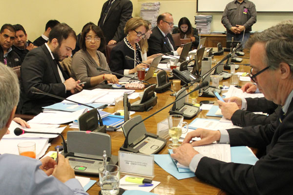 Ministra Hutt y comisión de Transportes del Senado acuerdan sacar indicaciones laborales de proyecto de Ley Uber