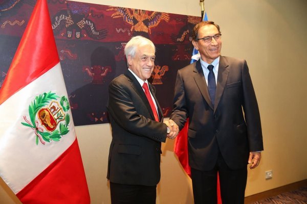 Vizcarra recibe a Piñera buscando dar señal de normalidad