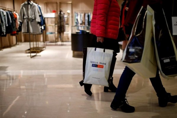 Brasil duplicará límite de compras en aeropuertos a pedido de Bolsonaro