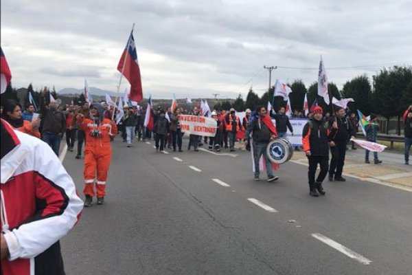 Los sindicatos de Ventanas, apoyados por otras organizaciones, realizaron ayer la primera manifestación por eventual cierre de Ventanas. Foto: Agencia Uno