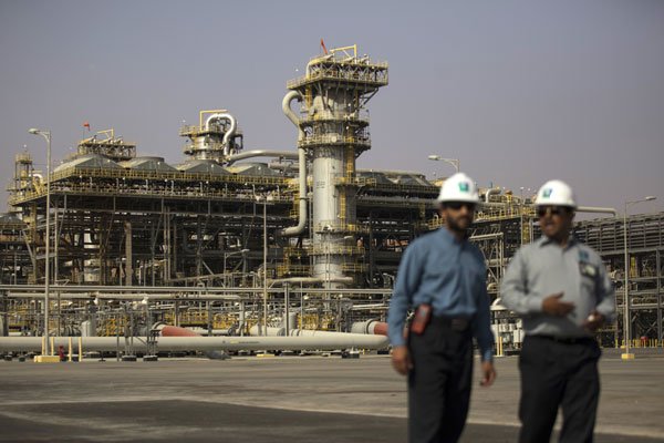 Gigante saudita Aramco refuerza expectativas de IPO con el petróleo sobre US$ 50 y bonos a la baja