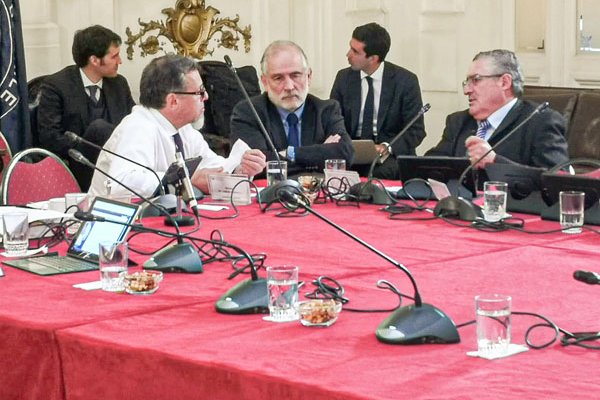 Los senadores opositores se reunieron ayer tras las audiencias por reforma tributaria en el Senado.