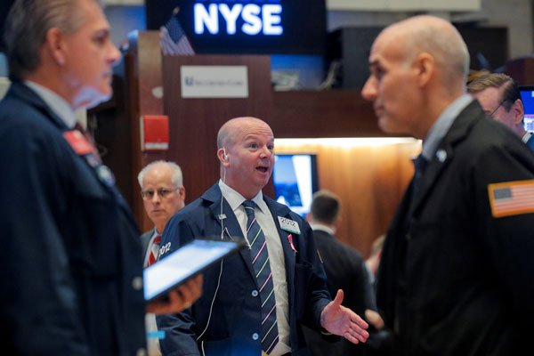 Resultados de empresas impulsan a Wall Street, pero datos de China impactan al cobre y el peso