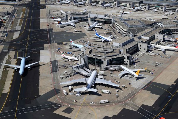 <p>Alemania busca disminuir CO2 encareciendo viajes en avión, tasas de embarque subirán hasta 76%</p>