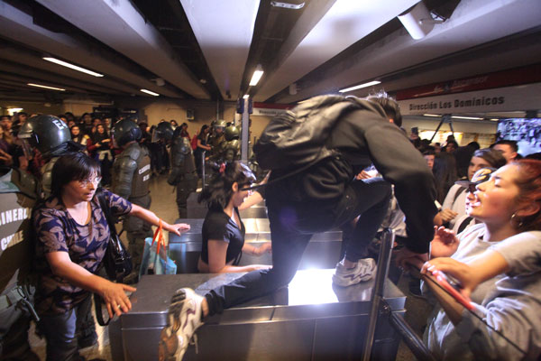 Escalan las protestas por alza del Metro y el gobierno endurece su postura