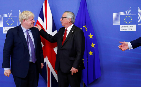 Boris Johnson y Jean-Claude Juncker, tras acordar nuevo texto del divorcio. Foto: Reuters