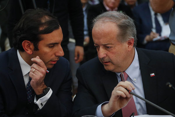 El ministro del Trabajo, Nicolás Monckeberg, junto al subsecretario de la cartera, Fernando Arab. Foto: Agencia Uno