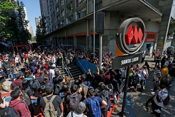 Metro suspende servicio en líneas 1 y 2 por desmanes | Diario Financiero
