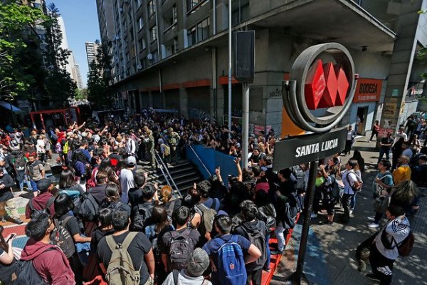 Metro suspende servicio en líneas 1 y 2 por desmanes | Diario Financiero Metro suspende servicio en líneas 1 y 2 por desmanes | Diario Financiero