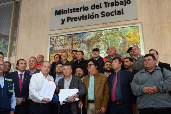 <p>40 horas: sindicatos hacen guiño a Piñera y piden al Congreso que reducción de jornada "proteja el empleo y los salarios"</p>