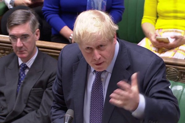 Nueva derrota a Johnson: parlamento británico aprueba medida para aplazar el voto decisivo del brexit