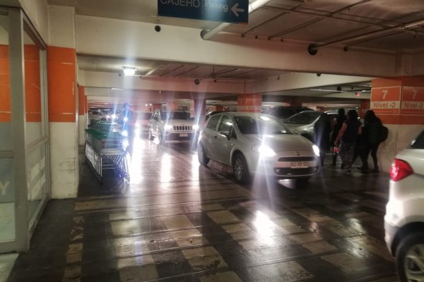 Supermercados y centros comerciales cierran sus locales a lo largo del país