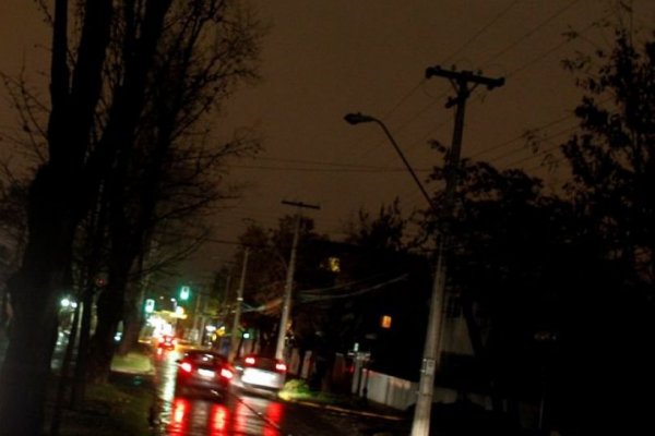 Intendencia de Santiago reporta 20.000 hogares sin suministro eléctrico, mientras transporte público opera con dificultad