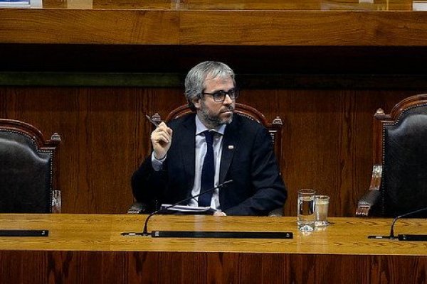 Blumel detalla que el costo financiero de congelar el alza del Metro será de $ 3.500 millones