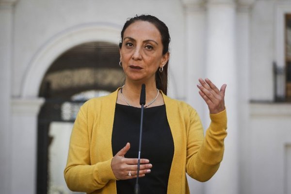 Vocera de gobierno afirma que ningún ministro ha puesto el cargo a disposición y Chile Vamos pide reformular agenda social