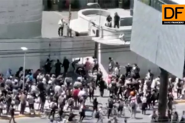 <p>Ahora en DF: Canales de televisión son atacados por manifestantes</p>