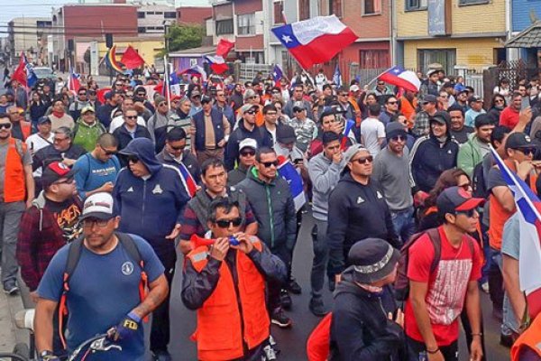 CUT y sindicatos de sectores portuario, minero y salud activan movilizaciones