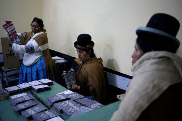 Suspenden conteo de votos en Bolivia y denuncian irregularidades a favor de Evo Morales
