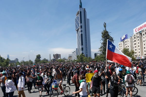 Conflicto social hace subir el riesgo país de Chile en más de 8% y bolsa sufre brusca caída
