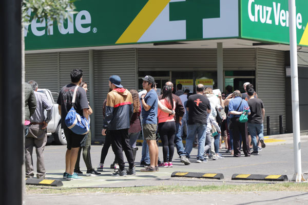En los supermercados que lograron abrir ayer, se vieron largas filas de personas esperando su turno de acceso de manera ordenada. Foto: Rodolfo Jara