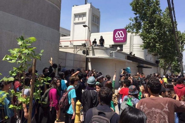 Manifestantes llegan a los canales de televisión provocando disturbios