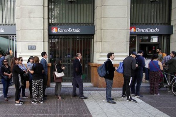 Desde tempranas horas de ayer los clientes de la banca hicieron filas para obtener dinero en efectivo. Foto: Agencia UNO