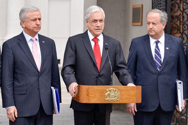 Los ministros Larraín y Monckeberg lideran proyectos clave como tributario, laboral y pensiones. Foto: Ministerio del Trabajo