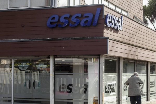 <p>Manifestantes queman oficina de Essal en Osorno y firma desmiente corte de agua</p>