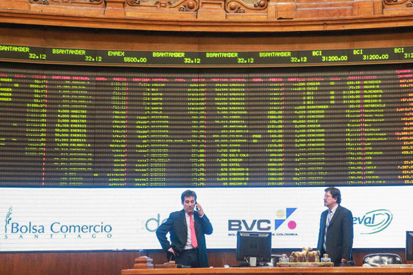 Conflicto arrastra a las acciones de servicios básicos y a la matriz de AFP Habitat