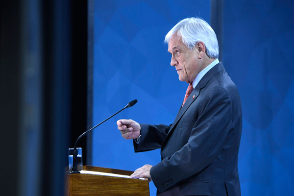 Piñera realizó los anuncios en cadena nacional pasadas las 9 de la noche. Foto: Agencia Uno