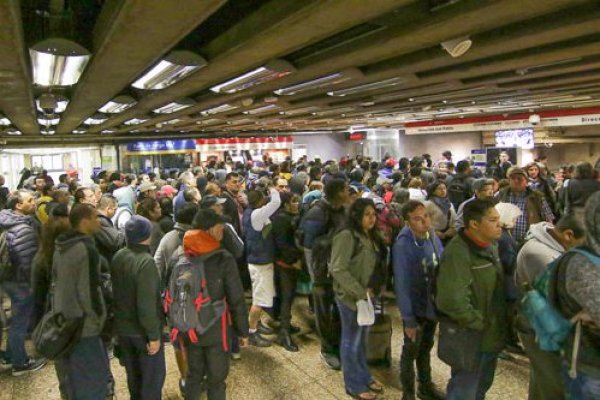 La empresa anticipó ayer el cierre de siete estaciones de las Línea 1. Foto: Agencia Uno