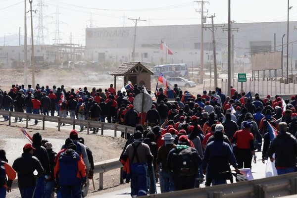 Trabajadores de Escondida inician paralización: "Somos parte de un pueblo que se cansó y exige cambios"