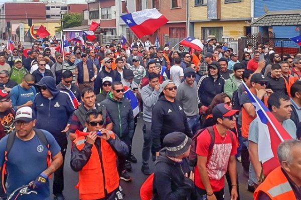 <p>Sindicato de estibadores de Valparaíso se va a paro, pero terminales siguen operando</p>