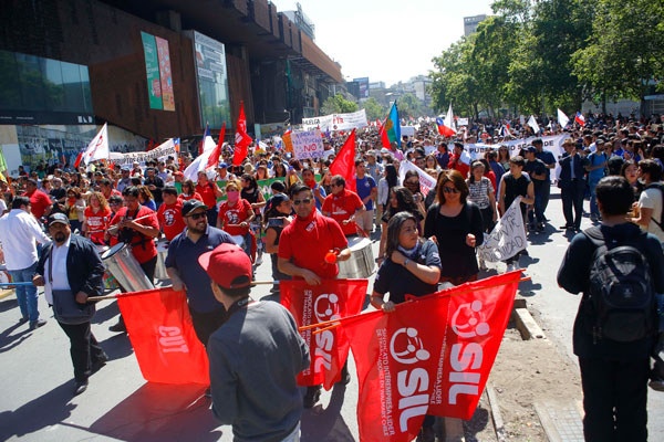 Se mantienen masivas manifestaciones