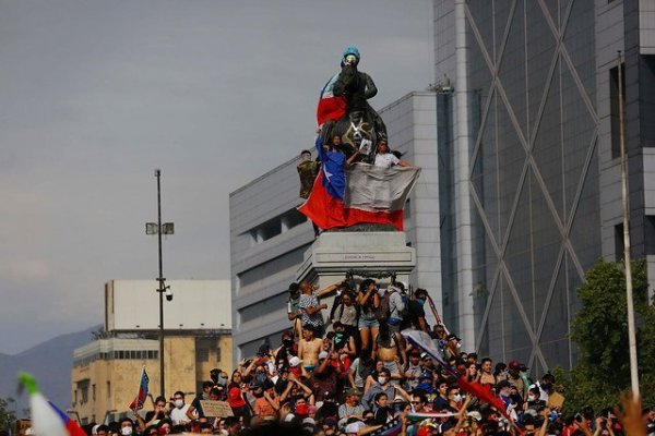 Financial Times: Los problemas actuales no convierten a Chile en un estereotipo de mercado emergente