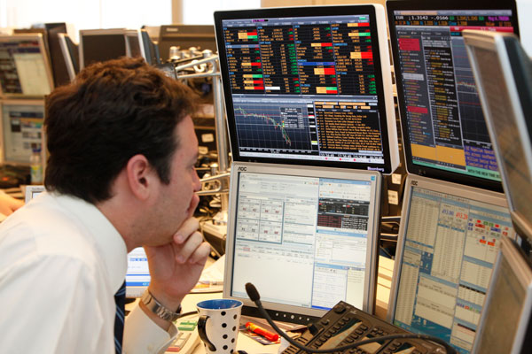 Bolsa chilena salta de la mano de acciones de servicios básicos y retail, y se recupera el riesgo país