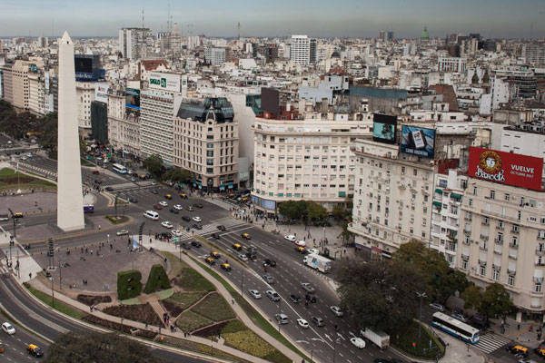 Macri llega a las elecciones con Argentina contrayéndose 3,8% en agosto, su peor desempeño en cinco meses