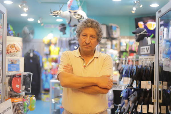 Sergio Solís en su tienda de Galería Santiago Centro, la única abierta en la capital. Foto: Rodolfo Jara