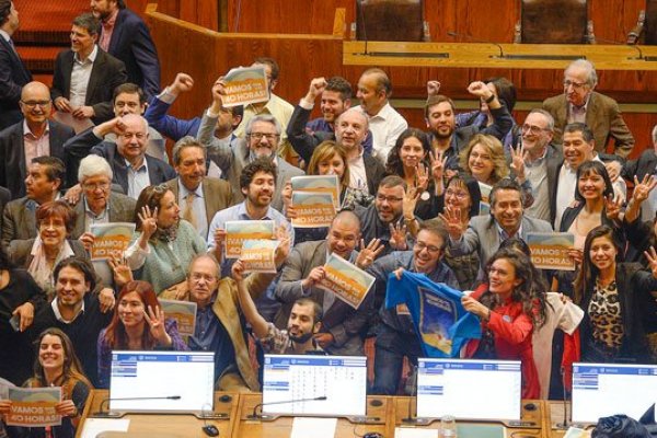 Parlamentarios integrantes de la bancada transversal por las 40 horas celebrando la votación. Foto: Agencia Uno