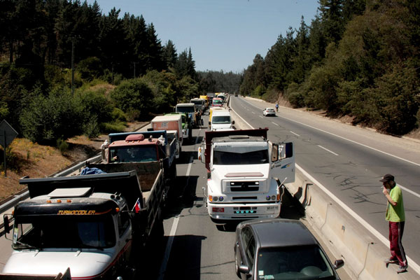 Camioneros protestan en Ruta 68 y frente al Congreso