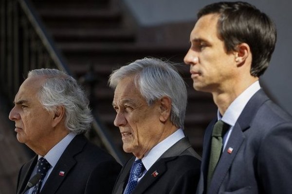 Piñera firma freno a tarifas eléctricas hasta diciembre de 2020 y trabaja en plan de normalización del país