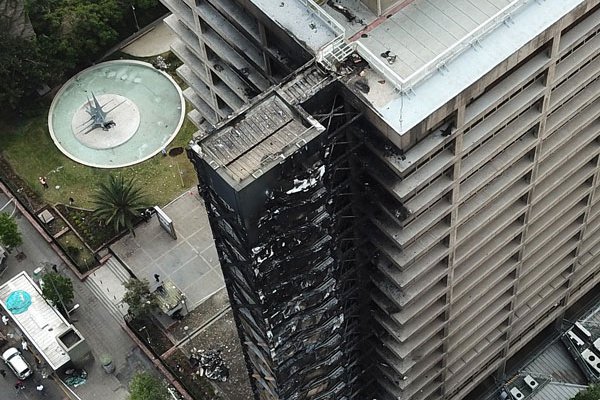 Así quedó el edificio tras el ataque del viernes en la noche. Foto: Agencia Uno