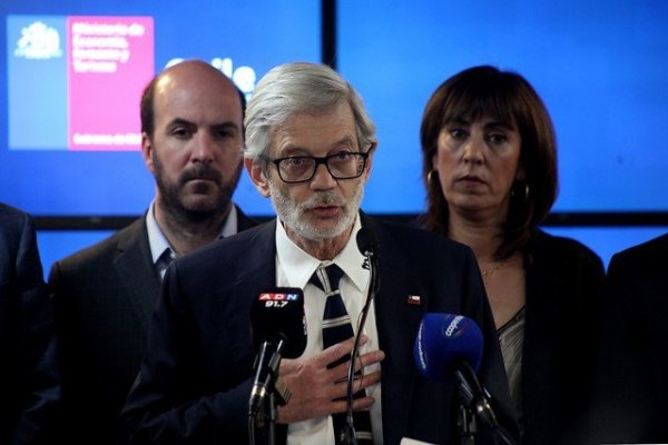 Ministro Fontaine reaparece: "Mi cargo está a disposición siempre del Presidente, él lo sabe y siempre lo ha estado"
