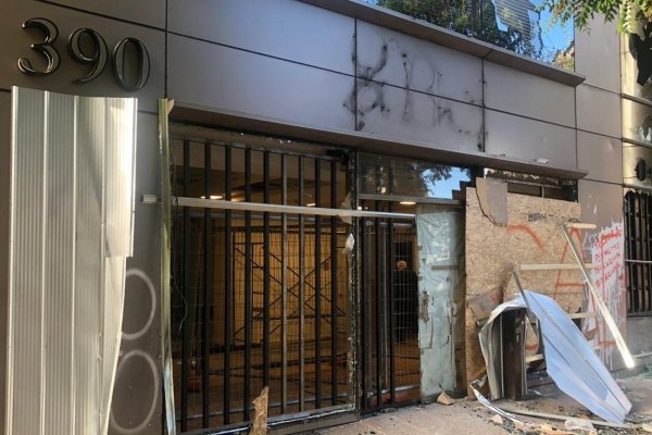 Sede de la Cámara de Comercio de Santiago sufrió nuevo ataque e intento de incendio