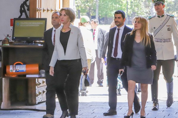 Con su equipo de subsecretarios llegó a La Moneda la ministra Hutt. Foto: Rodolfo Jara